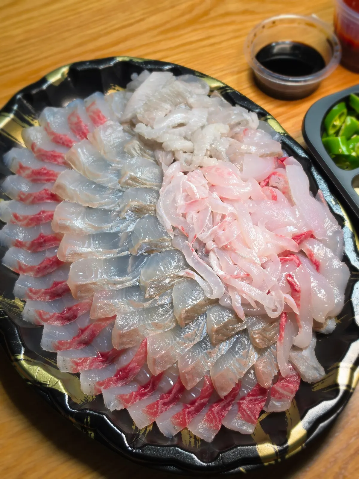 접시 가득 담은 모듬회
