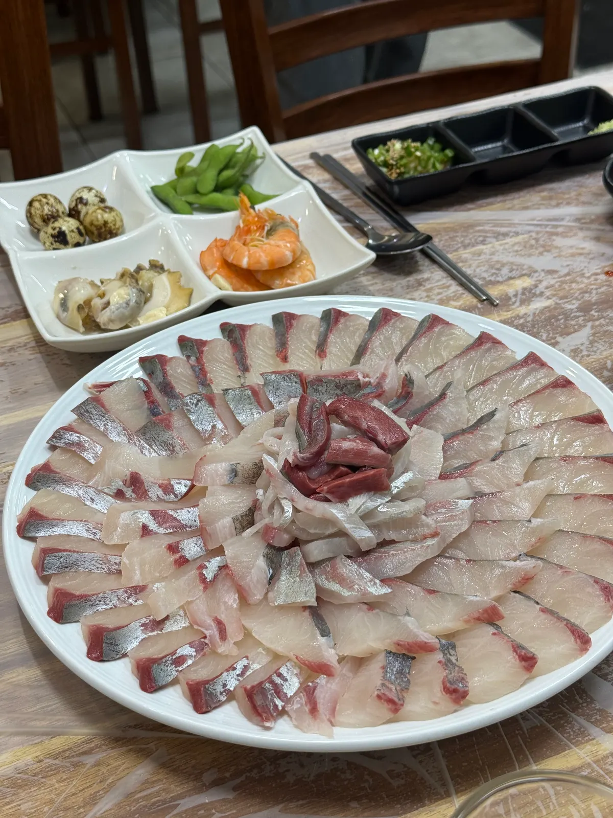 밑반찬과 함께 나온 활어회