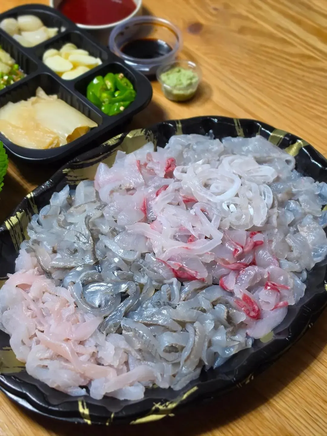 쫄깃하게 썬 활어회